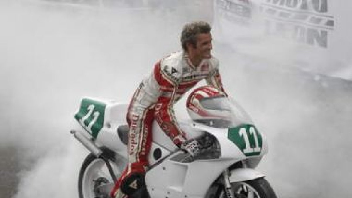 El subcampeón del mundo Joan Garriga con la moto con la que hizo una exhibición en agosto