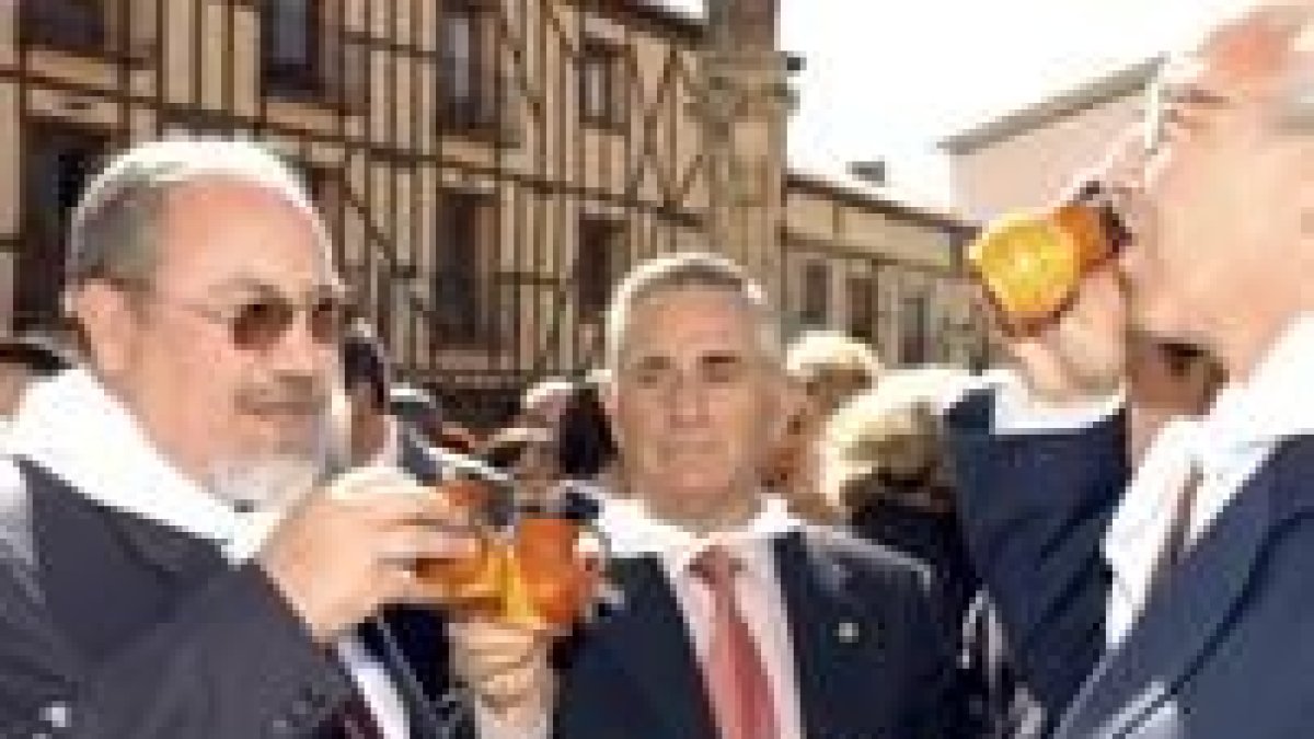 Valín, a la izquierda, _ayer_ durante la fiesta de la vendimia celebrada en Peñaranda de Duero