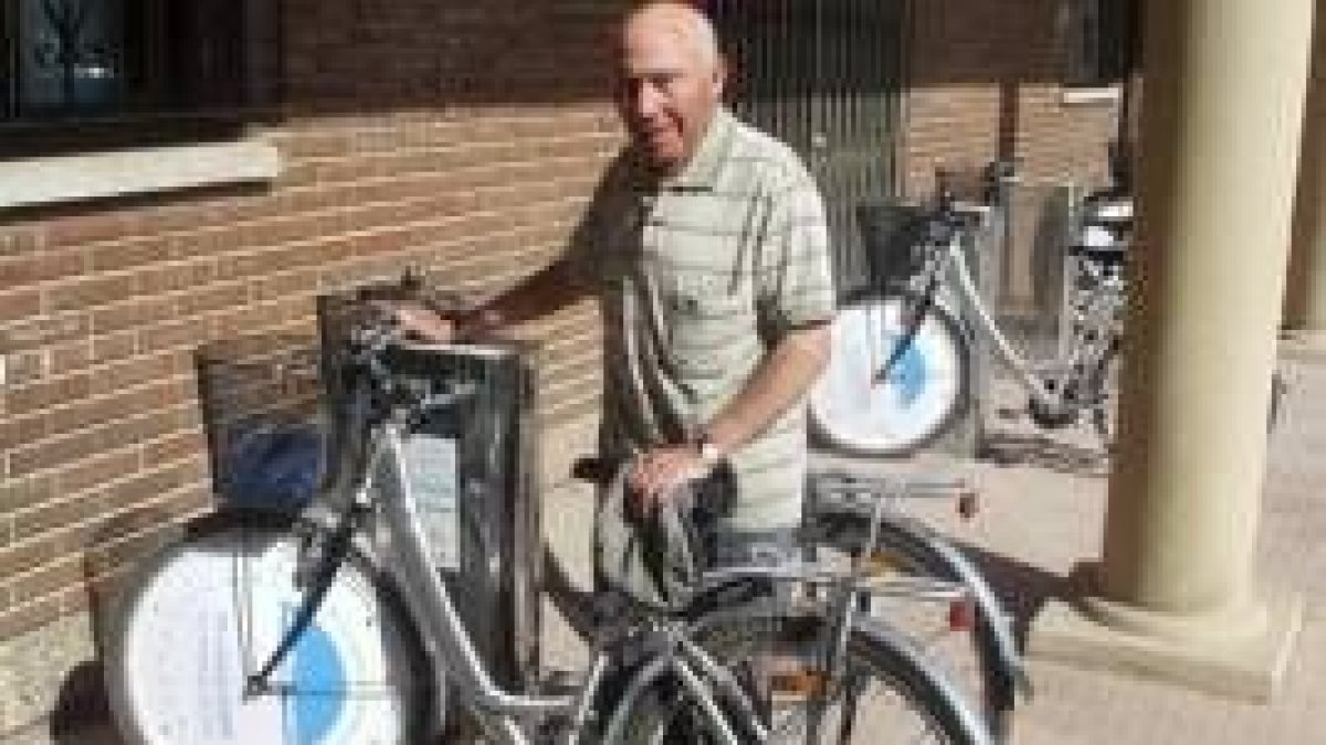 Nazario Martínez se ha convertido en el usuario de mayor edad del sistema de préstamo de bicicletas