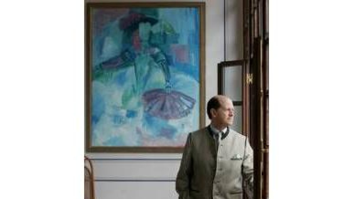 Manuel Gullón posa en la casa de Astorga en la que la fundación tiene su actual sede