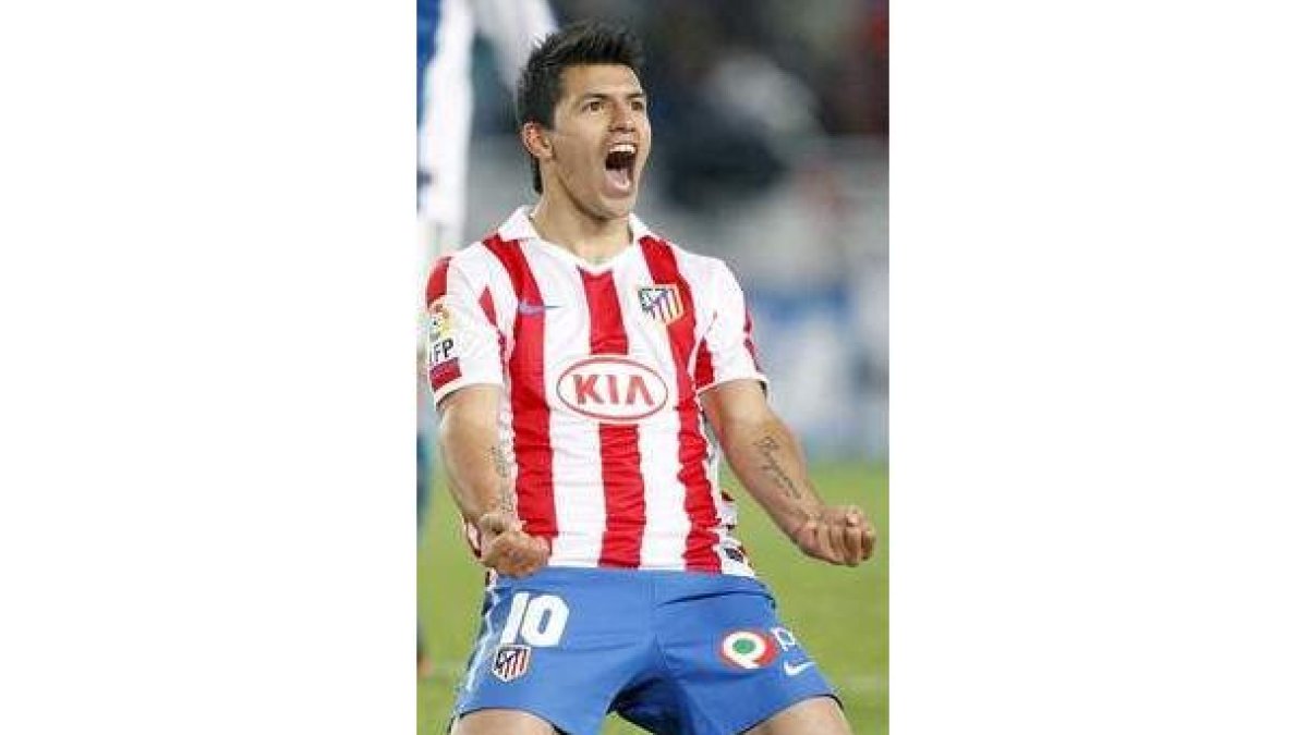 Agüero celebra uno de sus goles conseguidos con el Atlético.