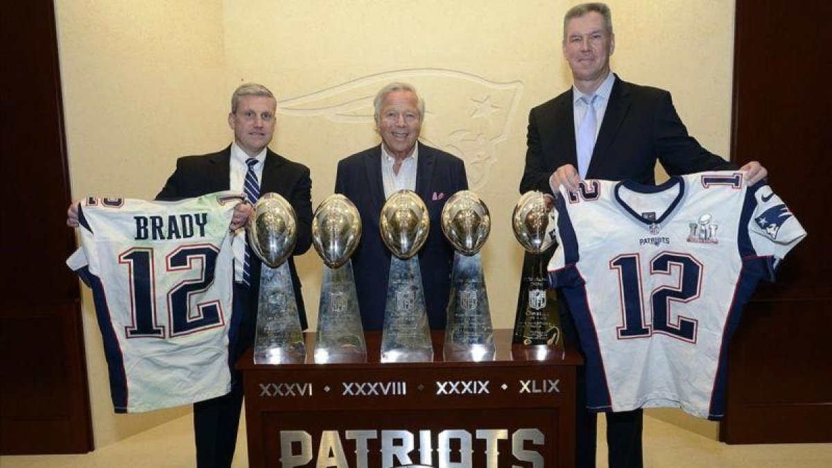 Agentes del FBI y de la policía de Massachusetts posan con las camisetas recuperadas de Tom Brady en el estadio de los Patriots.