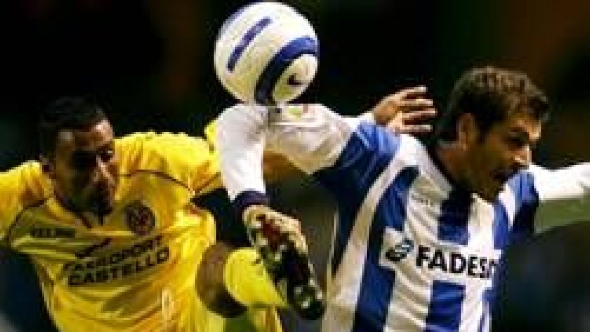 Romero y Marcos Senna disputan un balón en el partido de ayer
