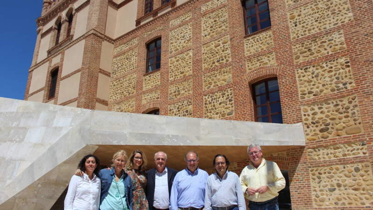 Los candidatos y candidatas del PP en el edificio Araú. DL