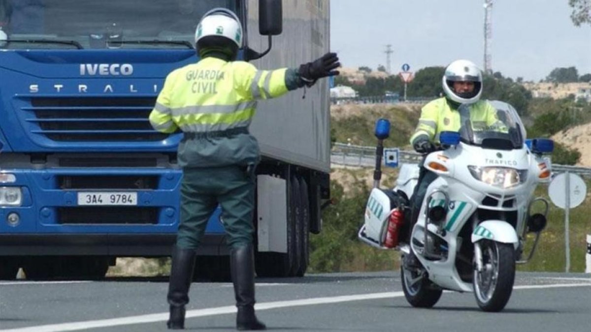 Tres vehículos implicados y un herido en un aparatoso accidente en la autovía A-6 a su paso por La Bañeza