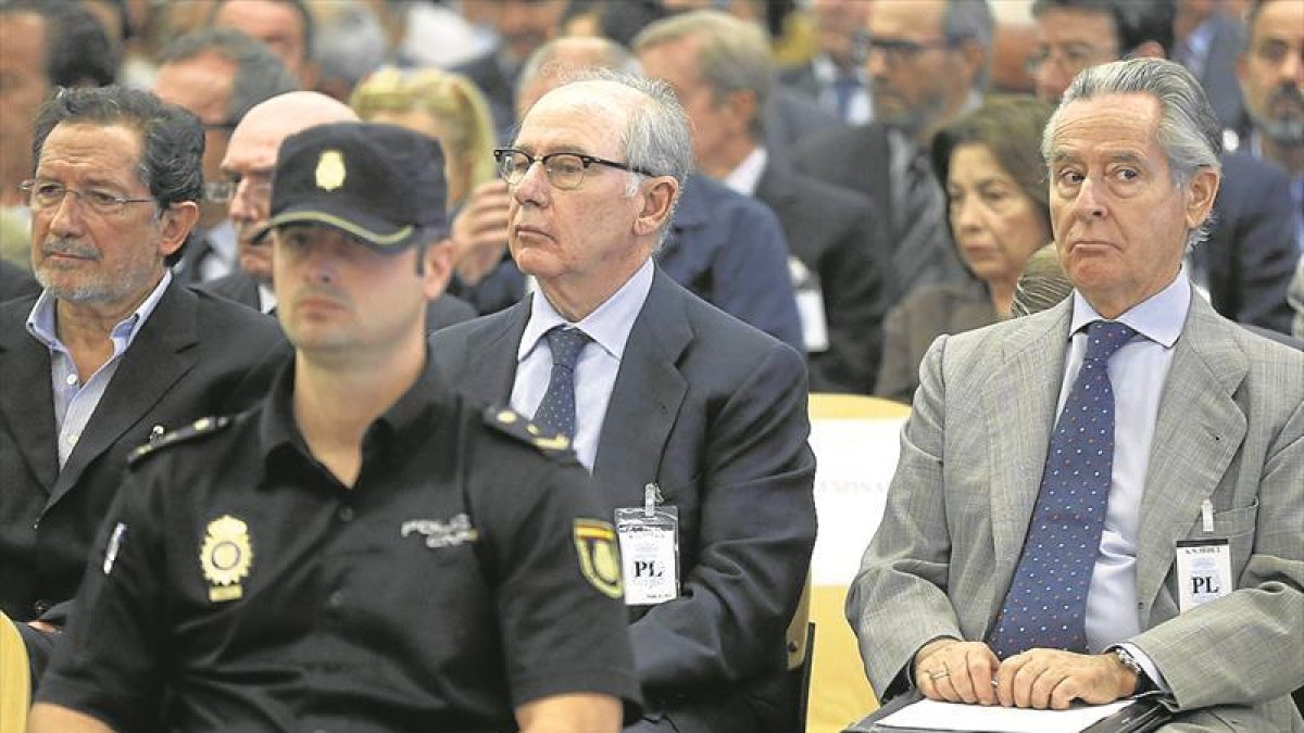 Los expresidentes de Caja Madrid Miguel Blesa y Rodrigo Rato en el banquillo de los acusados.