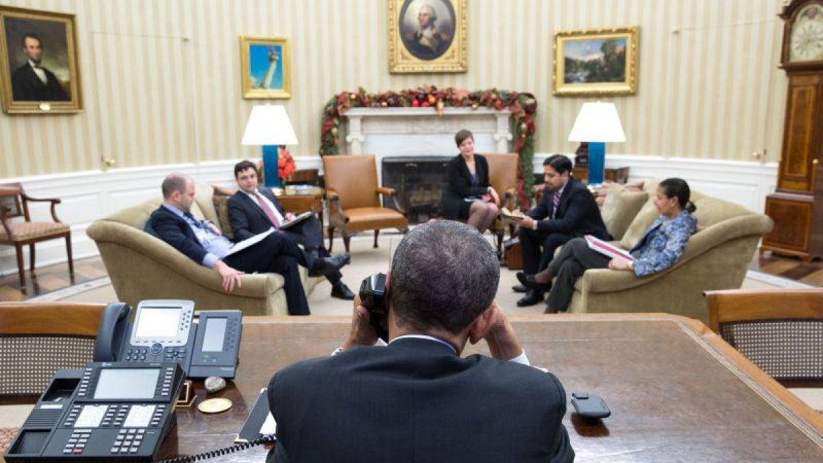 El presidente Obama durante su conversación con Raúl Castro, ayer.