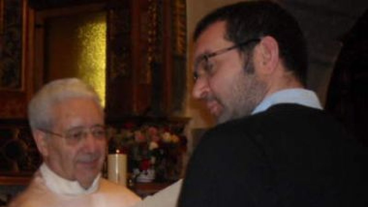 El párroco recibe un obsequio que le hizo el pueblo.