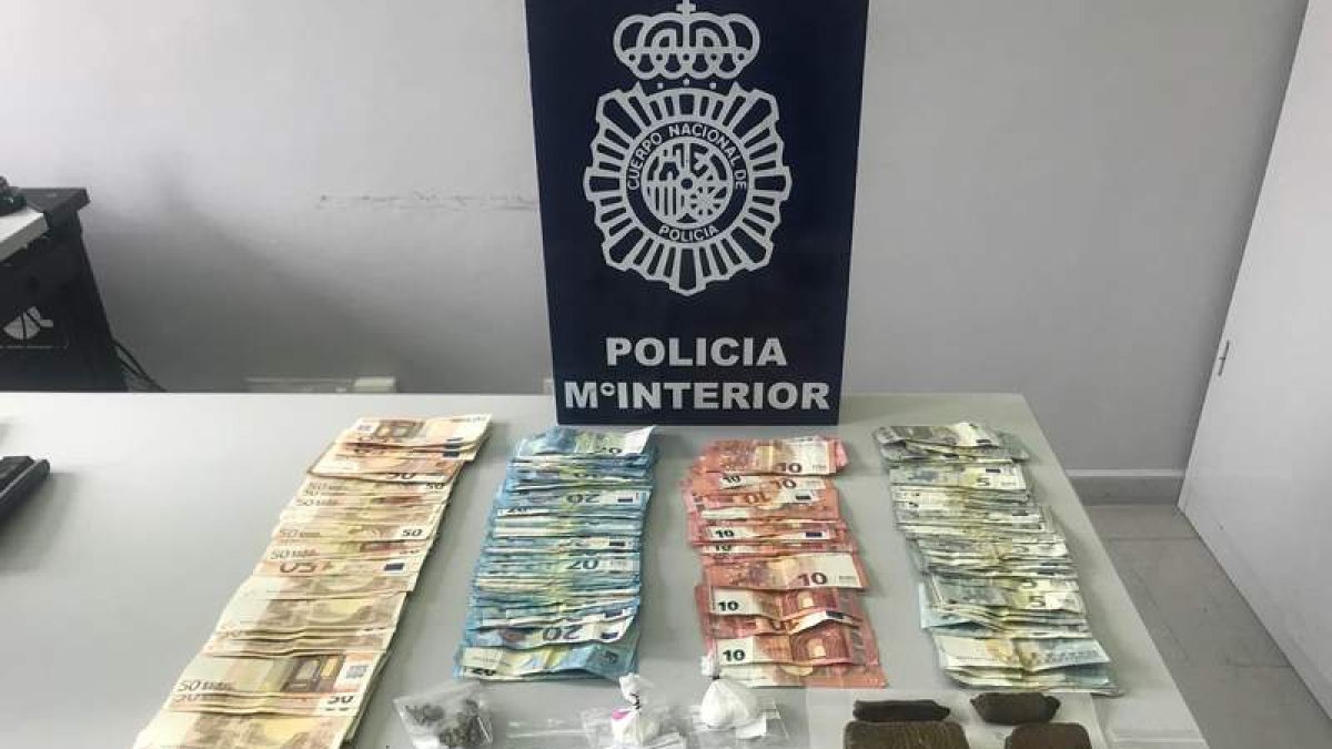 Estupefacientes y dinero intervenido por la policía. DL