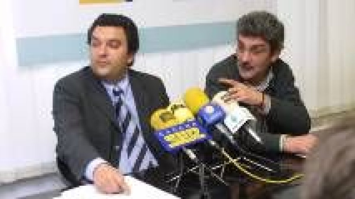 El alcalde de Cubillos, José Luis Ramón y Miguel Ángel Casado en un acto del grupo Asodebi