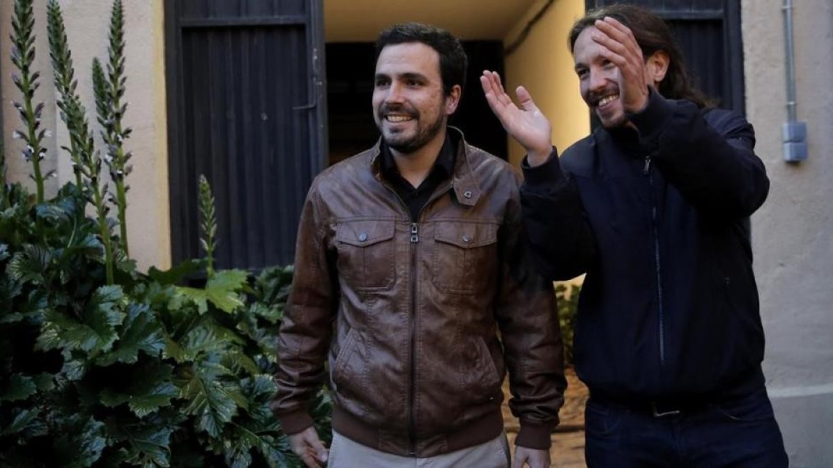 Pablo Iglesias y Alberto Garzón llegan a la Sala Mirador, en Madrid, para presentar su acuerdo de coalición.