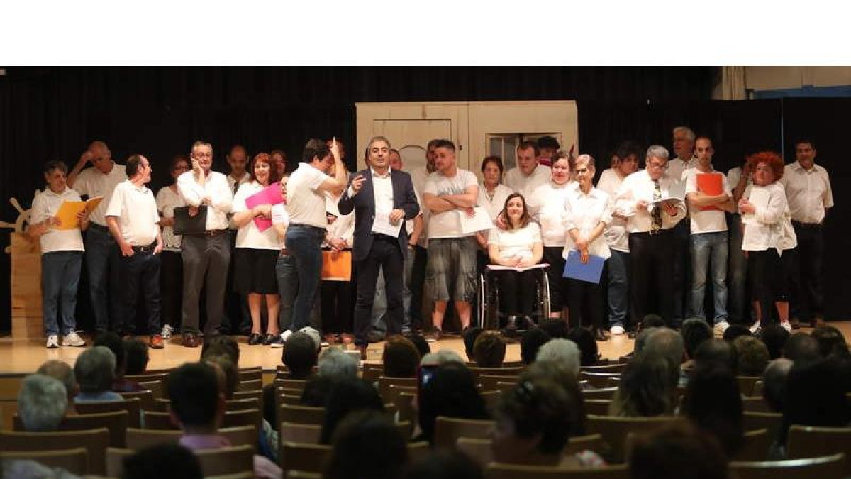 El acto se celebró, por la tarde, en la Casa de la Cultura de Ponferrada. L. DE LA MATA