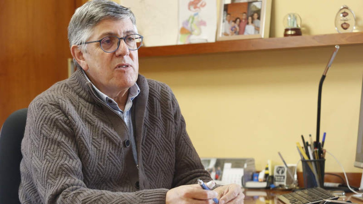 El presidente del Ademar, Cayetano Franco, considera que la actual plantilla puede darle grandes alegrías a la afición. FERNANDO OTERO