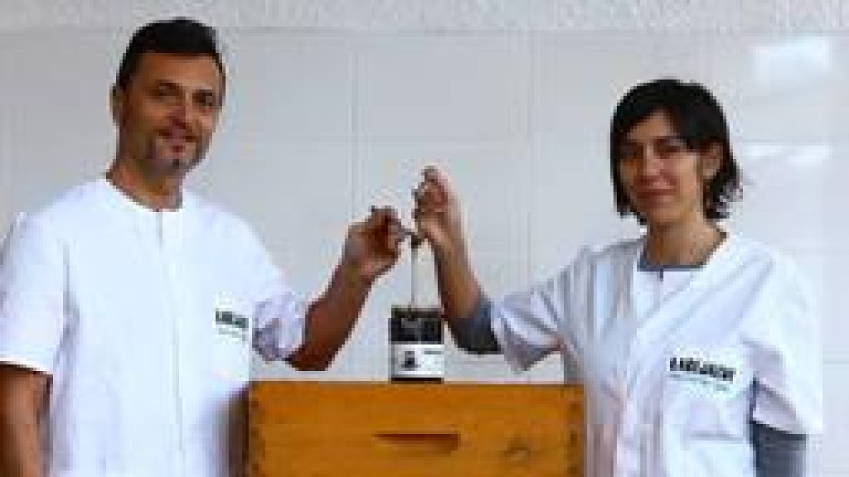 Ana Belén Raimóndez y Juan Carlos García, propietarios de Labejazul, empresa apícola berciana afincada en Cacabelos