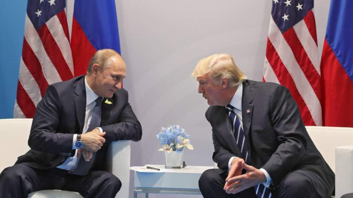El presidente ruso, Putin, conversa con su homólogo estadounidense, Trump. MICHAEL KLIMENTYEV