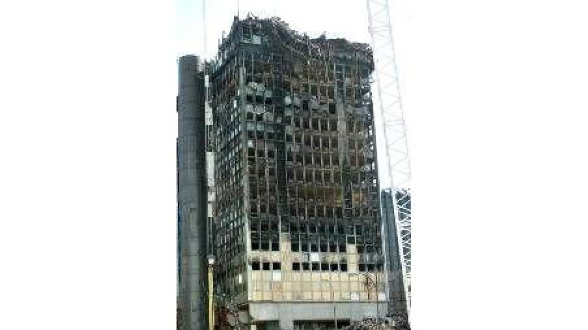 Las imágenes muestran el edificio antes y después del incendio que lo asoló el año pasado