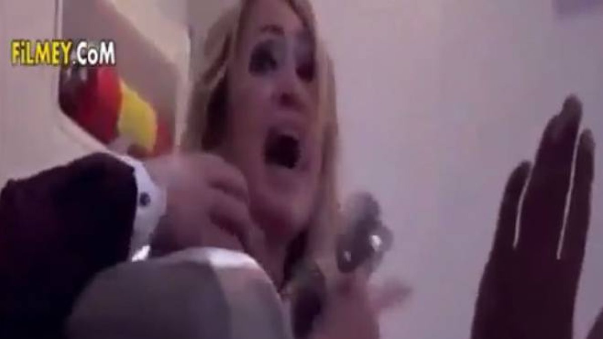 Un canal de televisión le gasta una broma pesada a Paris Hilton al hacerla creer que el avión en el que viaja está a punto de estrellarse.