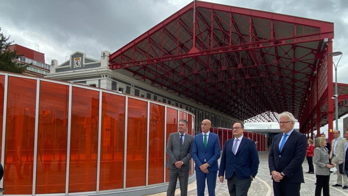 García Copete, Diez y Alfredo Cabello, director de Patrimonio de Adif, durante la inauguración del paseo peatonal sobre la losa del tren. RAMIRO