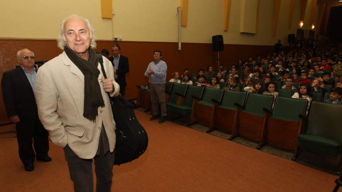 El cantautor berciano Amancio Prada, ayer en el salón de actos del colegio San Ignacio.