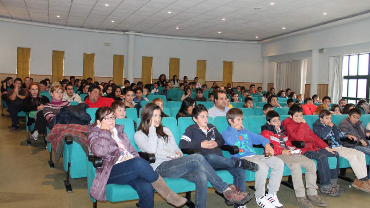 Un amplio grupo de alumnos asistió a la proyección del documental en La Virgen.