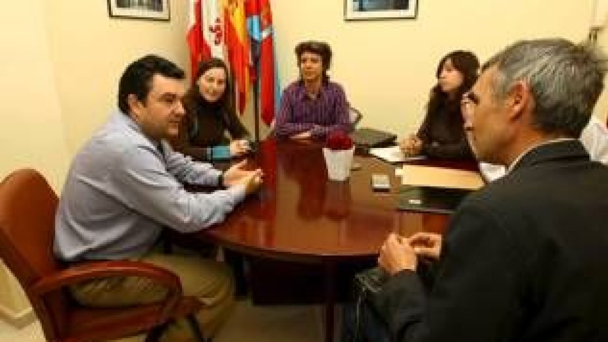 Los miembros de Bierzo Aire Limpio y Ramón, durante la entrevista