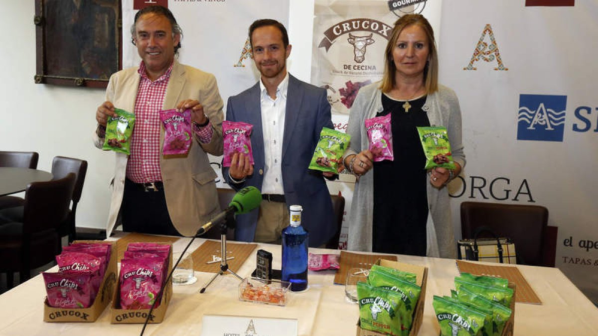 Llamazares, Pablo Barros y Sagrario González muestran los cruchips de Cultural y Astorga. MARCIANO PÉREZ
