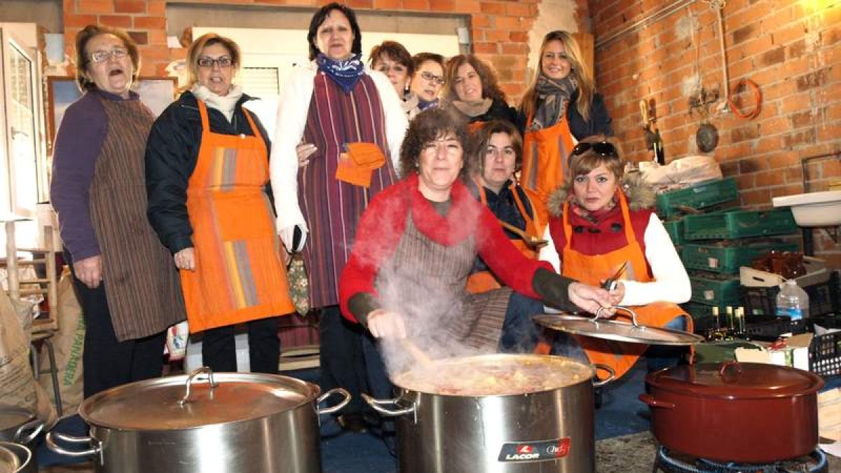 La mujeres de la asociación de Riaño preparando las patatas con costilla.