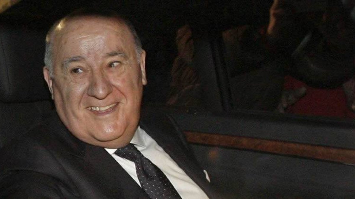 El empresario nacido en Busdongo, de 76 años de edad, durante la boda de su hija, en una imagen de archivo.