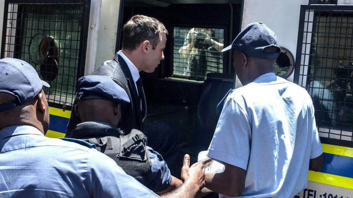 Pistorius, entra en el furgón con destino a la cárcel de Pretoria.