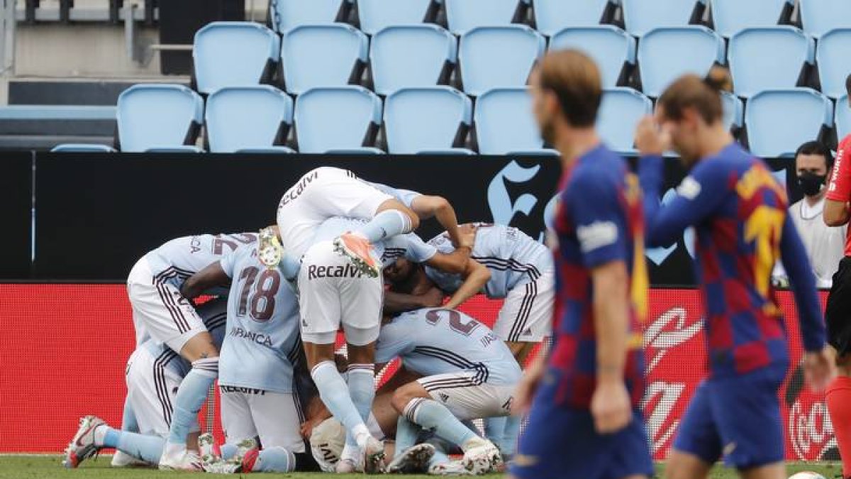 Los jugadores del Celta celebran el gol de Iago Aspas (2-2). LAVANDEIRA JR