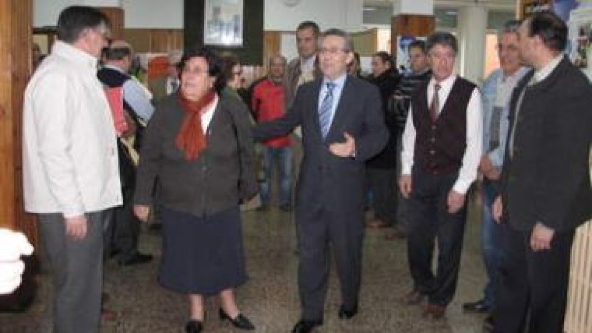Mercedes Gordón y Mariano Arranz, en el centro de la imagen, durante su estancia en el instituto Vía