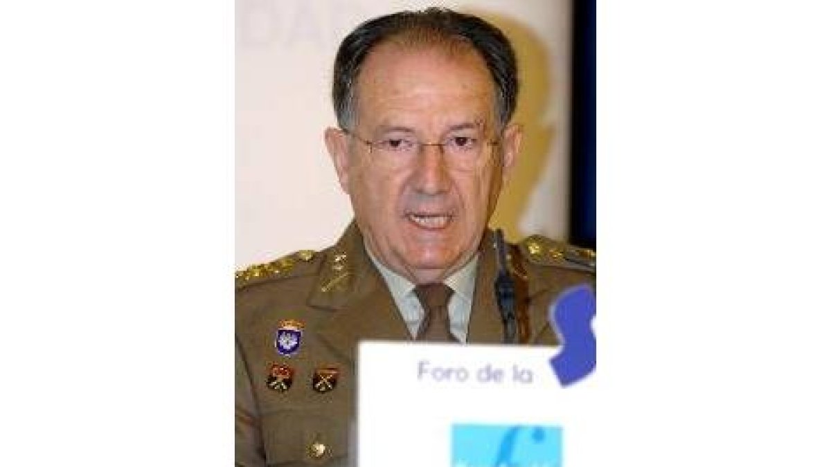 El general Félix Sanz, durante la conferencia que ofreció ayer en Madrid
