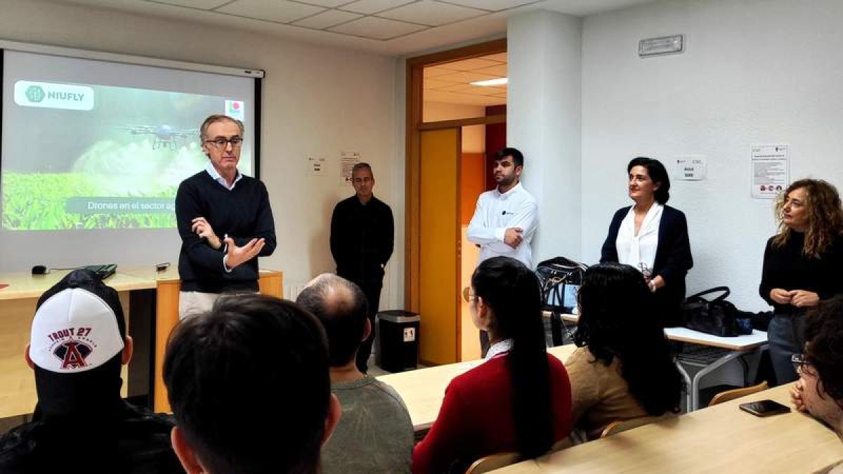 El Campus del Bierzo ofrece diferentes ponencias con participación foránea en algunos casos. L. DE LA MATA