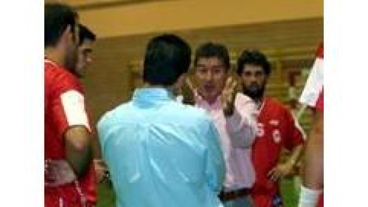 Cadenas se dirige a sus jugadores en el amistoso de Portillo