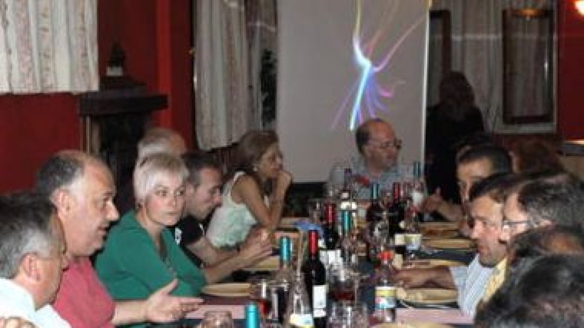 Tras la presentación de la asociación hubo un aperitivo.