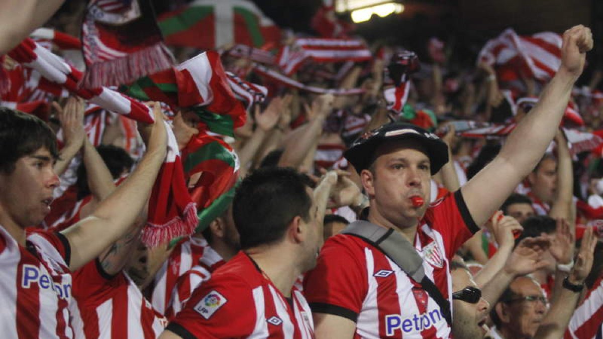 Las aficiones pitaron el himno hasta con silbatos, como el seguidor bilbaíno de la foto.