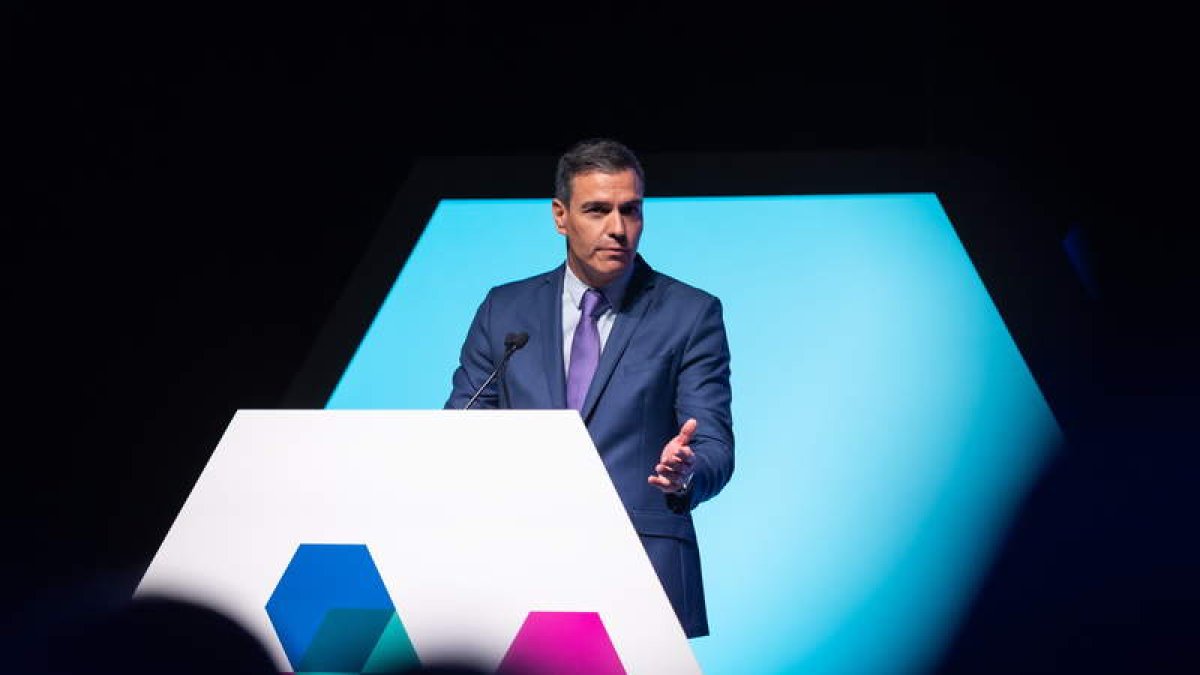 Pedro Sánchez durante su intervención en la inauguración de la sexta edición del Digital Entreprise Show (DES 2022), un foro internacional sobre innovación y transformación digital, ayer, en el Palacio de Ferias de Málaga. CARLOS DÍAZ MARTÍN