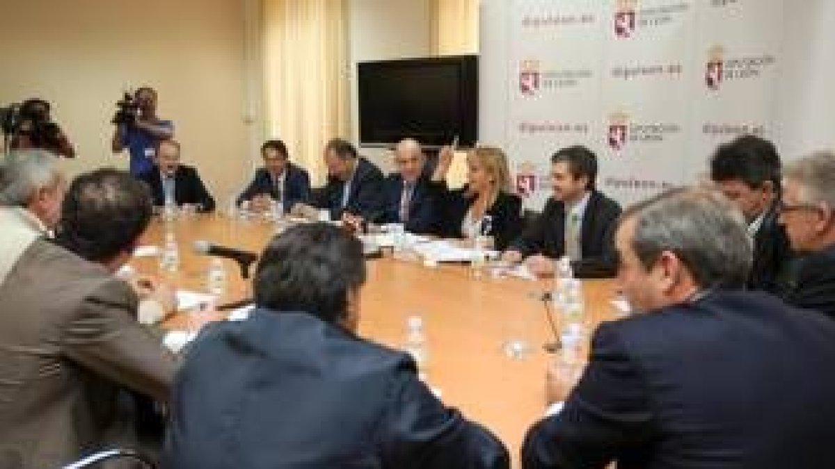 La asamblea del consorcio se reunió ayer para estudiar la situación ante la crisis de Lagun Air