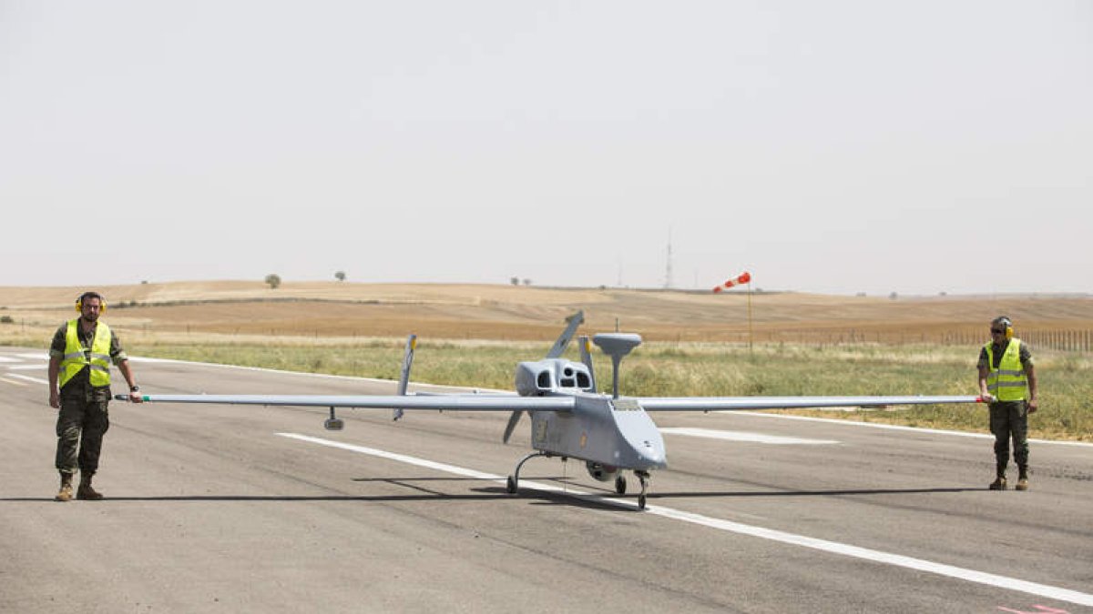Uno de los cuatro UAVs del Grosa, en la pista del aeródromo civil de Pajares de los Oteros. F. OTERO PERANDONES