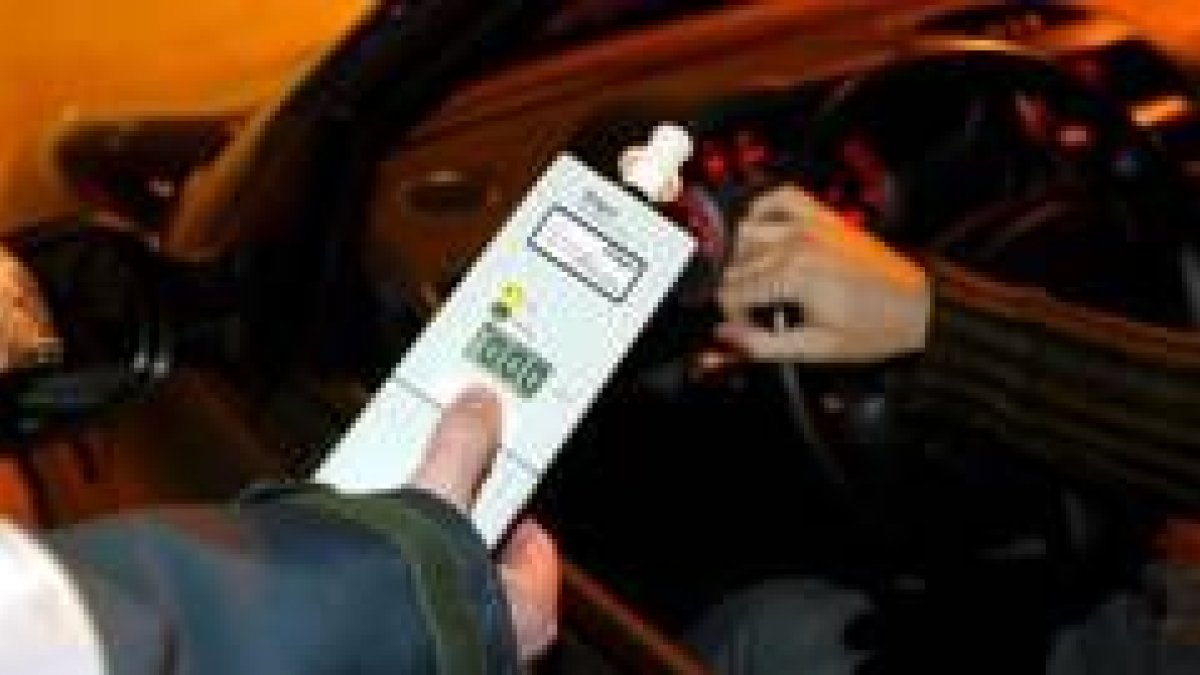 Un conductor da negativo en uno de los controles de alcoholemia realizado por la Guardia Civil