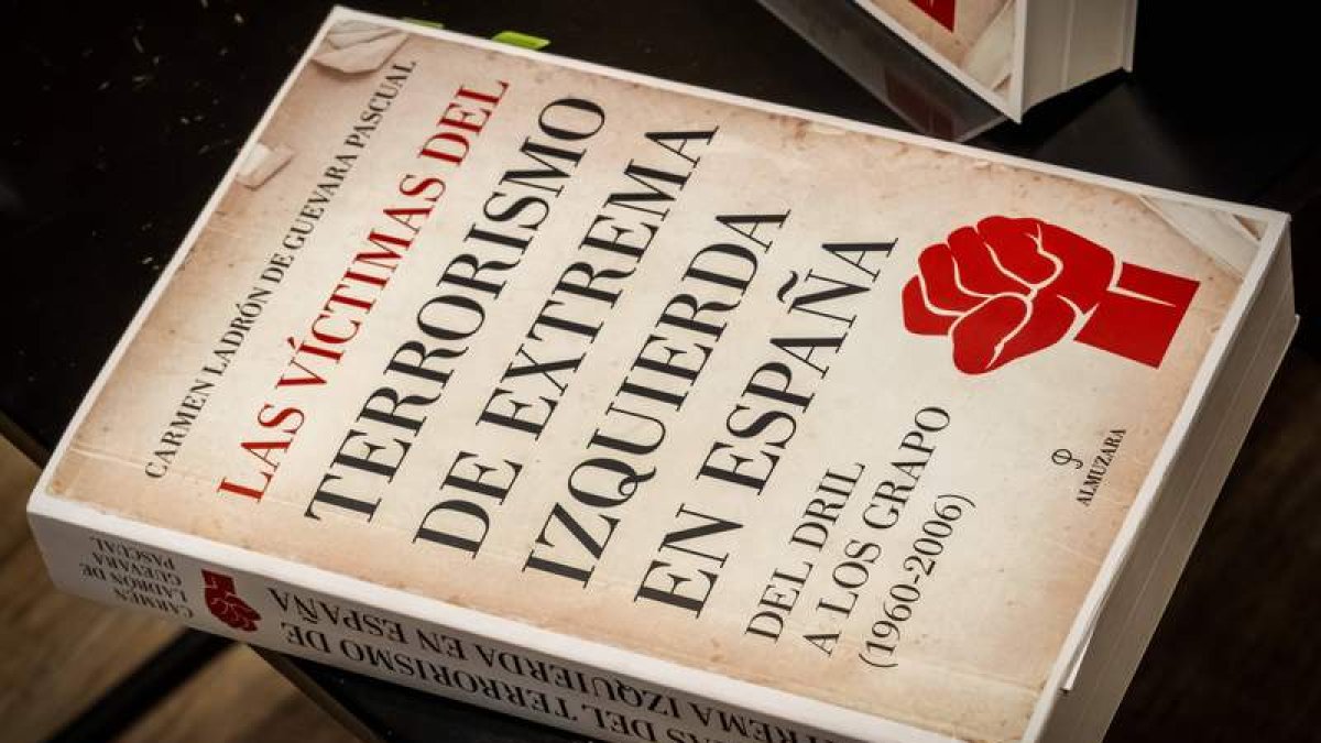 La obra recoge un compendio de los atentados terroristas cometidos por la extrema izquierda en el país durante estos años. DL