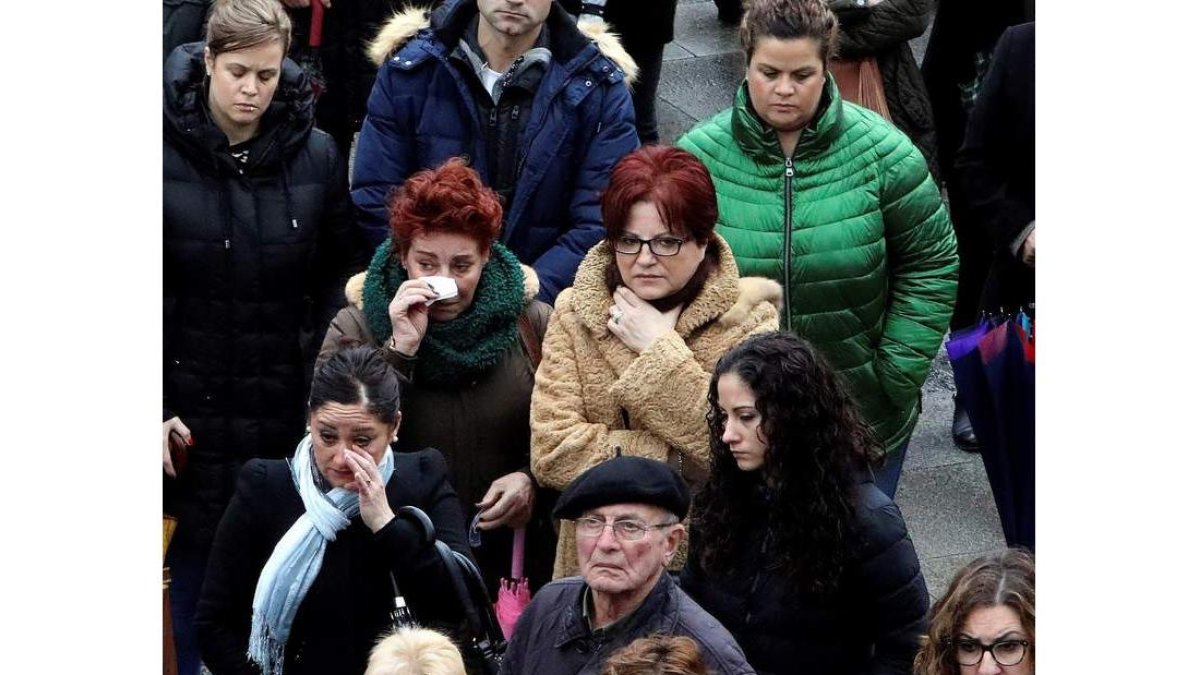 Vecinos de Rianxo guardan un minuto de silencio para manifestar su dolor. XOÁN REY