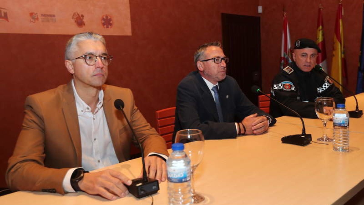 Casal Codesido, José Antonio Cartón y el intendente de la Policía Municipal, Arturo Pereira. L. DE LA MATA