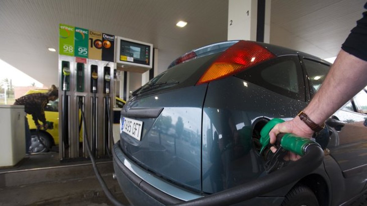 Un cliente reposta en una gasolinera.