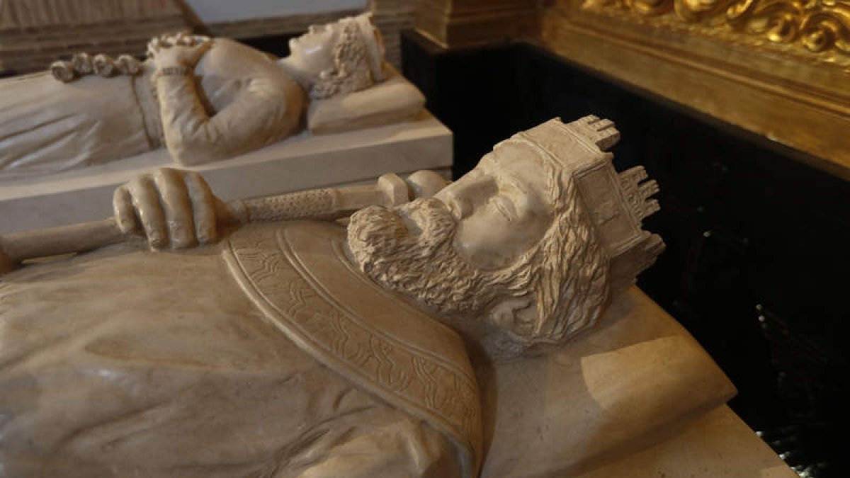 El sarcófago está en el monasterio de Santa Cruz. JESÚS F SALVADORES