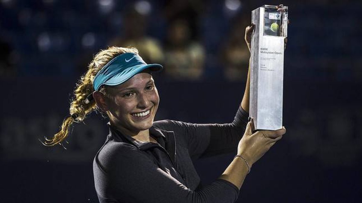 Donna Vekic posa, en abril del 2014, con el trofeo del Abierto de Malasia, único título importante de su carrera.