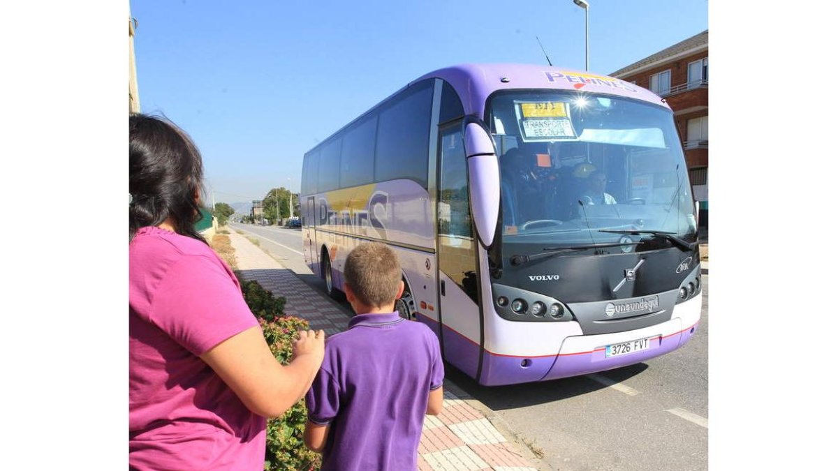 Imagen de archivo de un estudiante esperando el transporte escolar.