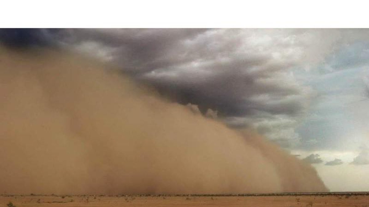 Tormenta de arena en el desierto fotografiada porHachi Chikwendiu, con la que obtuvo en primer premio del World Press Photo en la categoría de Naturaleza el año 2004.
