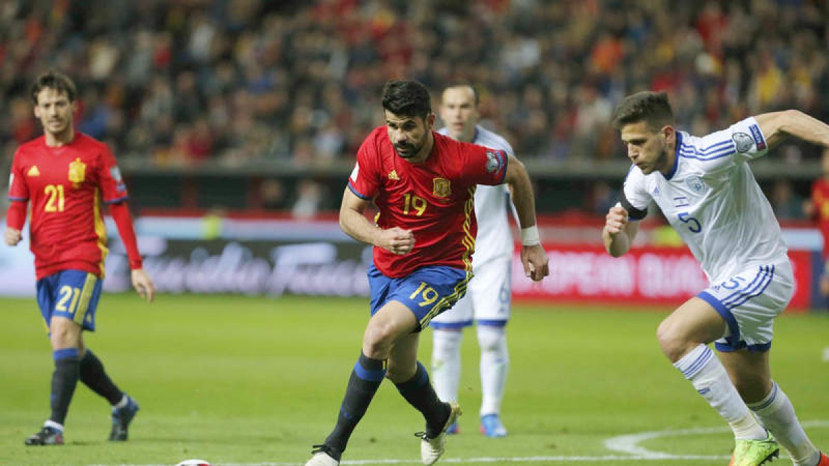 Diego Costa, durante el partido ante la selección de Israel en El Molinón. JOSÉ LUIS CEREIJIDO