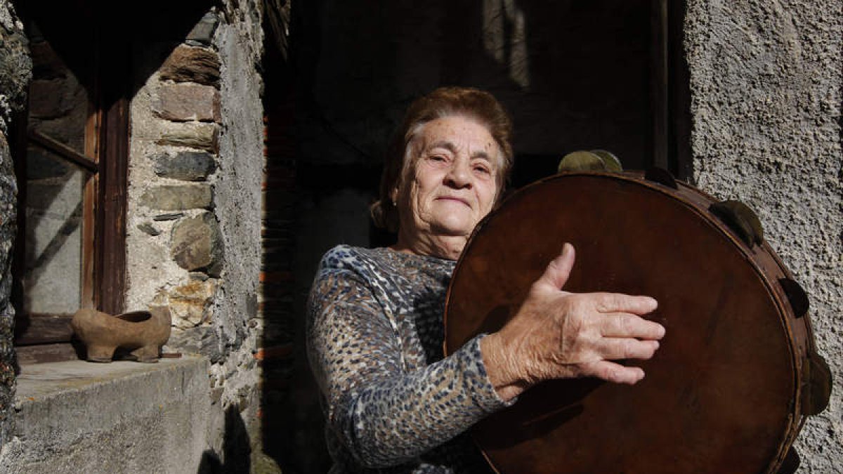 Benilde López, una de las pandereteras más famosas de Omaña, en su casa de Villanueva.